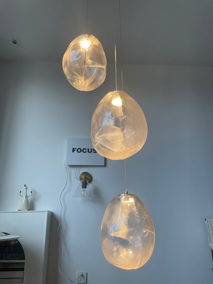 Pendelleuchte aus flüssigem Glasstein