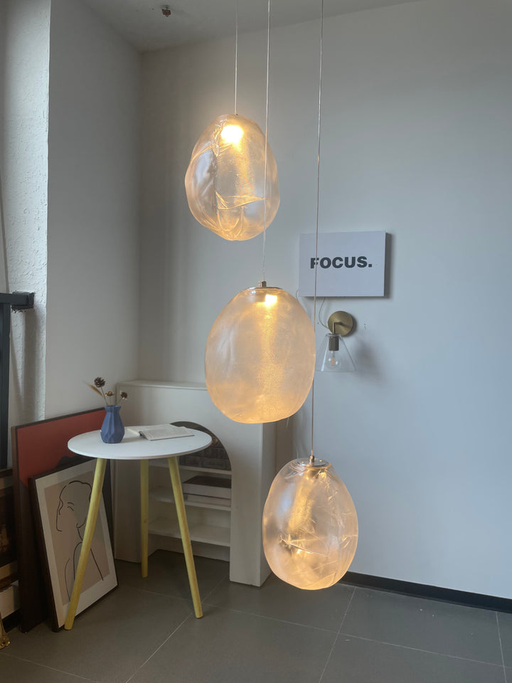 Pendelleuchte aus flüssigem Glasstein