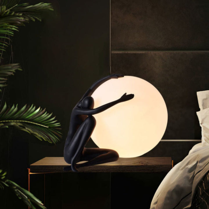 Humanoid Ball Holding Table Lamp - Vakkerlight