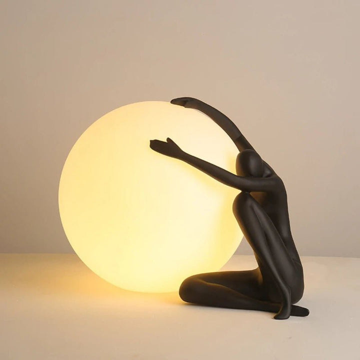 Humanoid Ball Holding Table Lamp - Vakkerlight