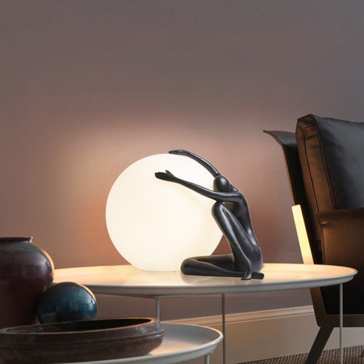 Humanoid Ball Holding Table Lamp - Vakkerlight