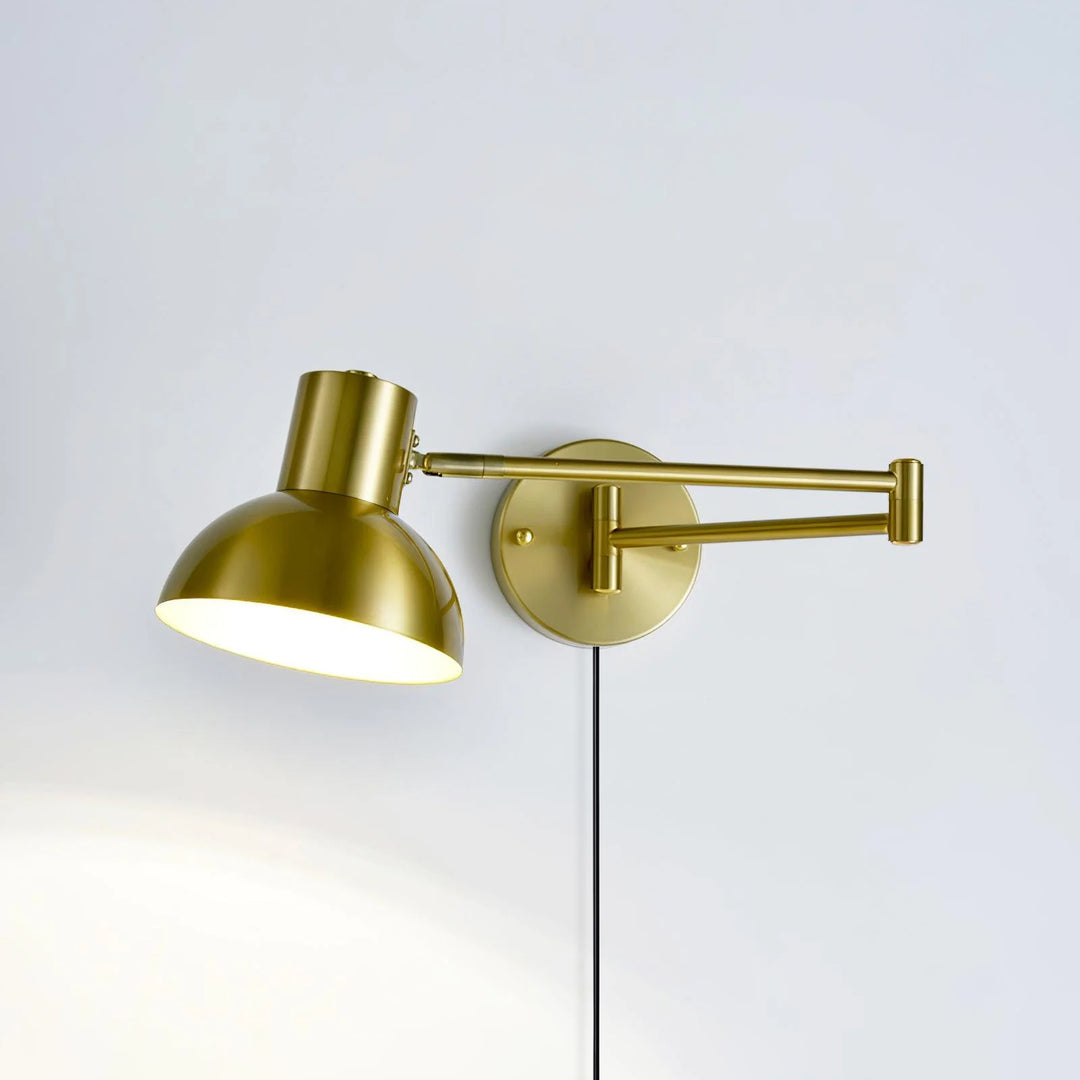 Verstelbare arm plug-in wandlamp