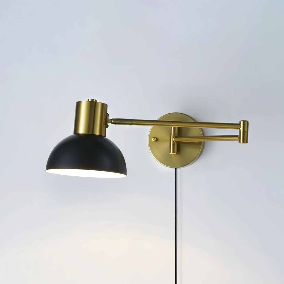 Verstelbare arm plug-in wandlamp