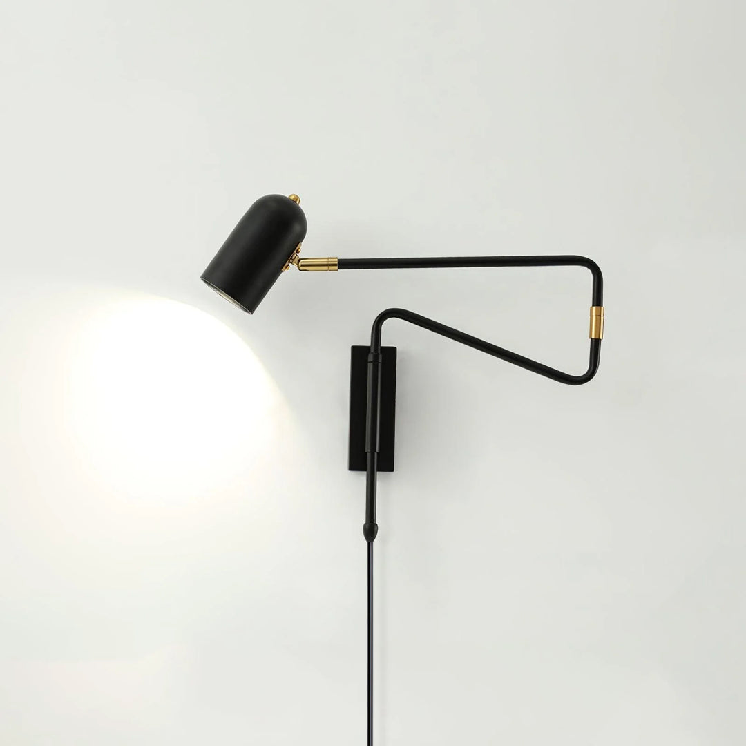 Verstelbare arm plug-in wandlamp