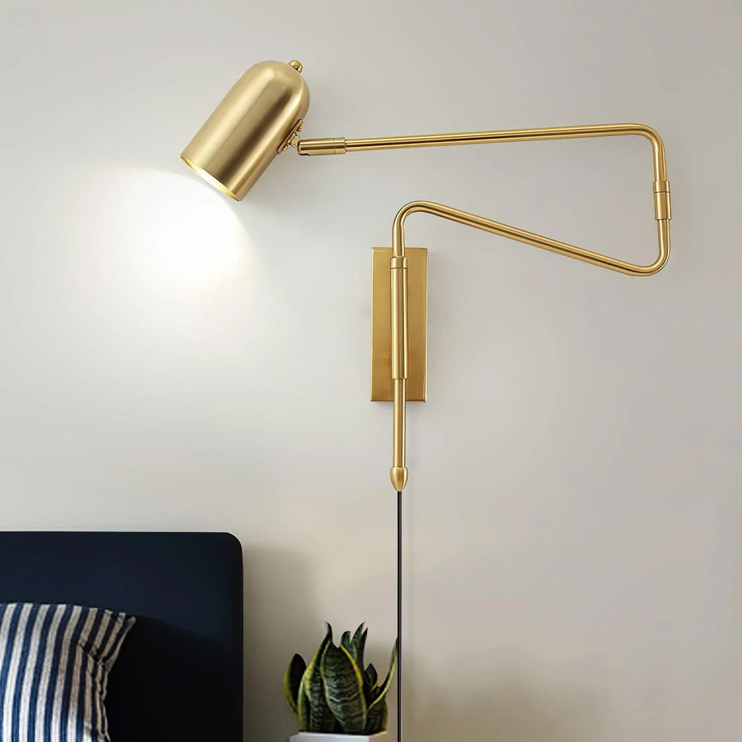 Verstelbare arm plug-in wandlamp