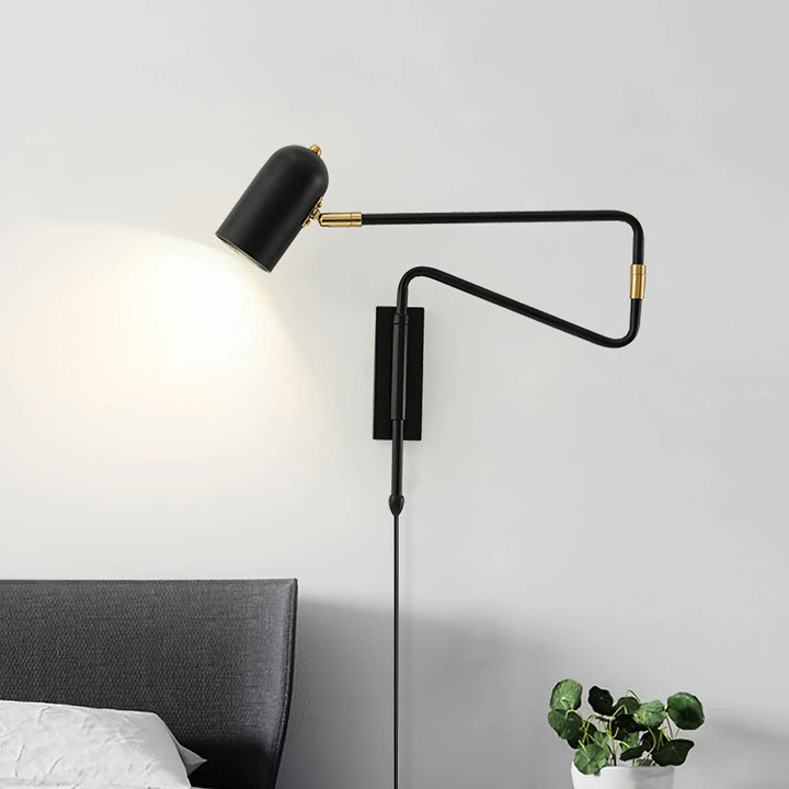 Verstelbare arm plug-in wandlamp