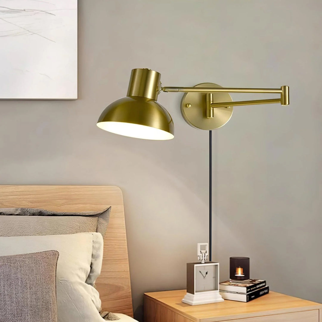 Verstelbare arm plug-in wandlamp