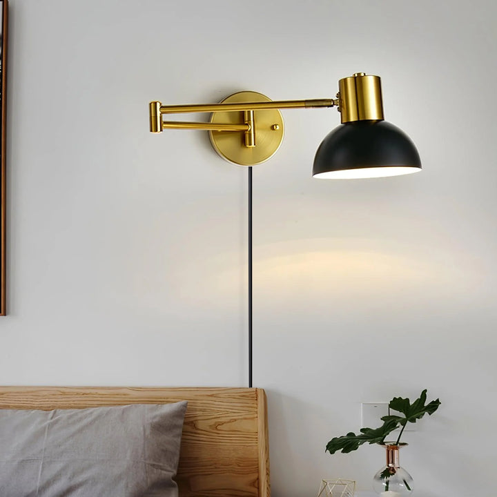 Verstelbare arm plug-in wandlamp