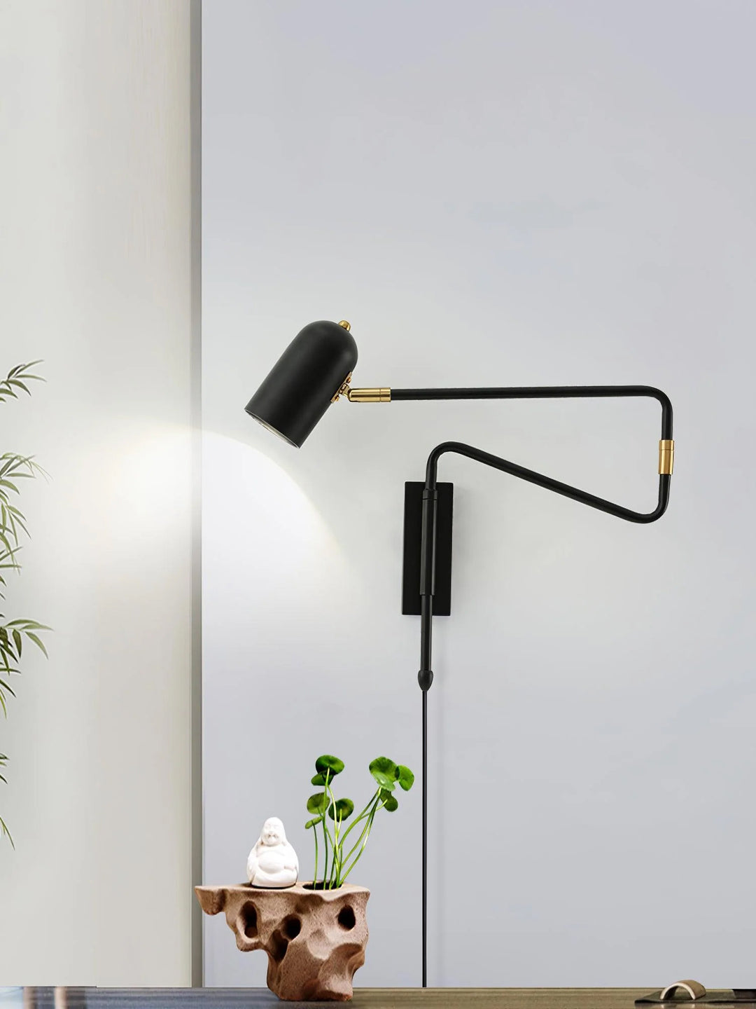 Verstelbare arm plug-in wandlamp