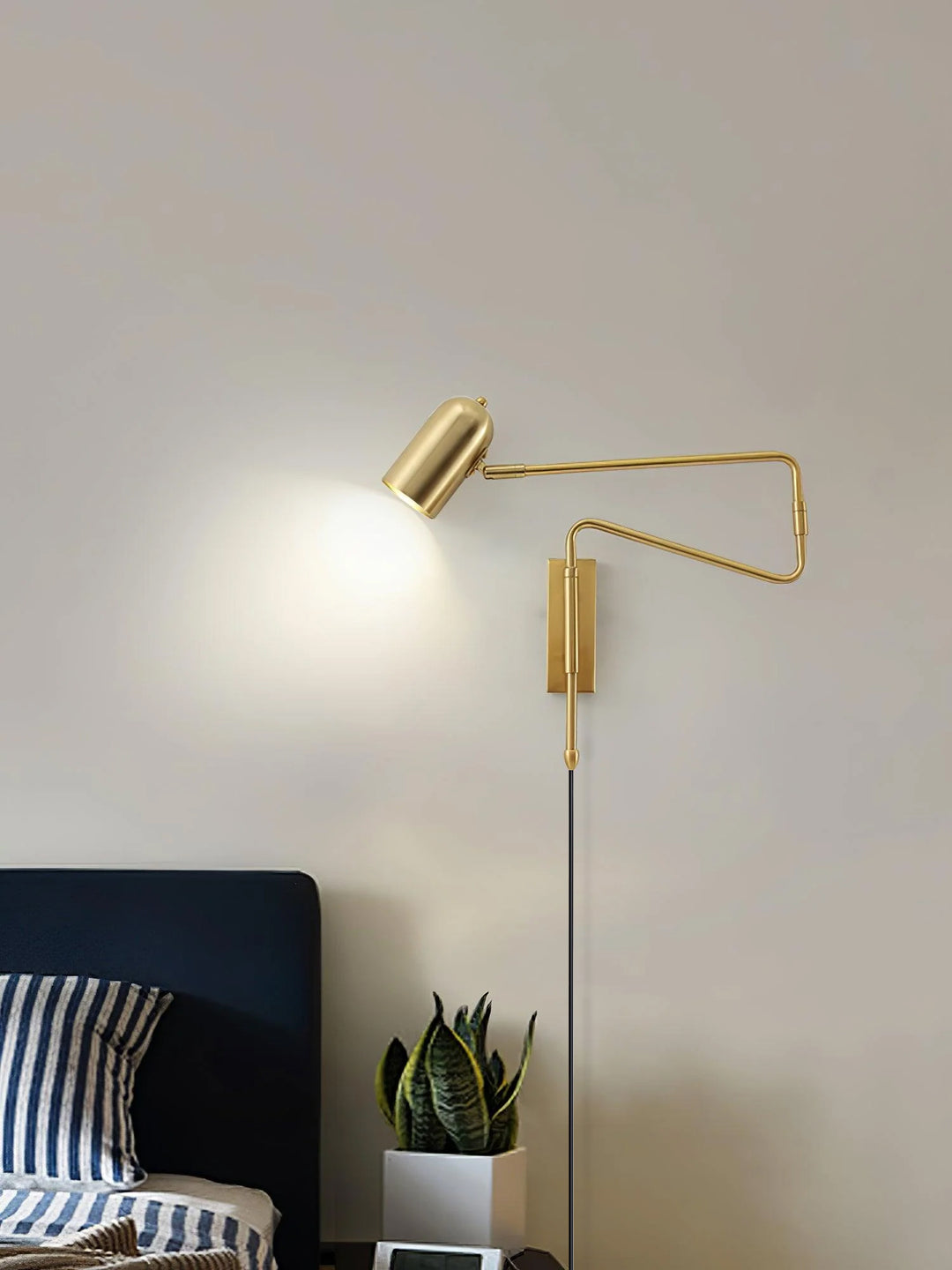 Verstelbare arm plug-in wandlamp