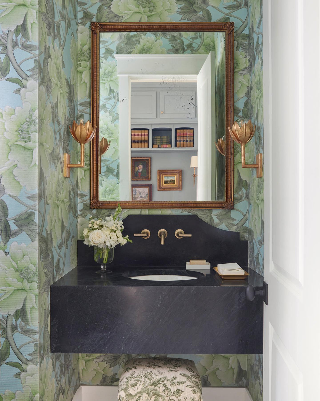 Alberto Lotus Bloom Wall Lamp