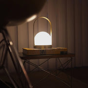 مصباح طاولة مدمج بالبطارية من كاري