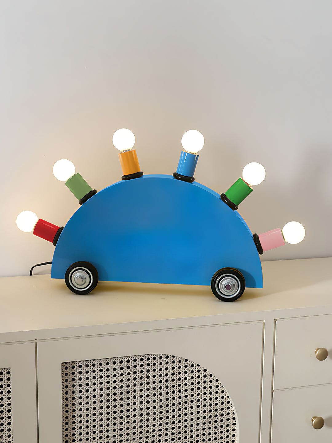 Tischlampe mit Cartoon-Auto