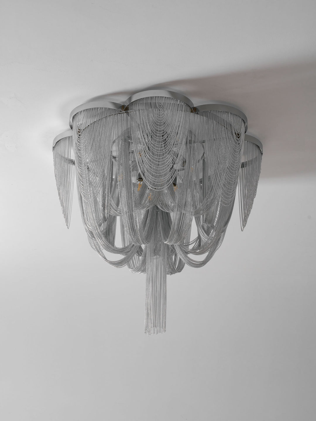 Luminaria de techo con cadena y borla