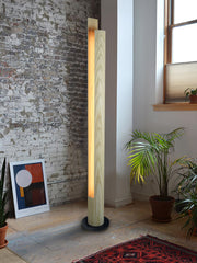 Zylindrische Stehlampe mit Holzsäule 