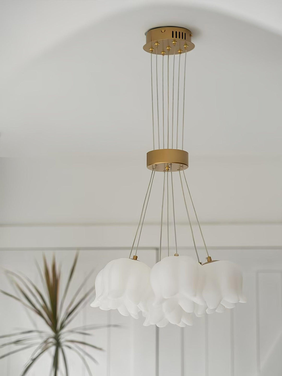 Elegant Floral Pendant Light - Vakkerlight