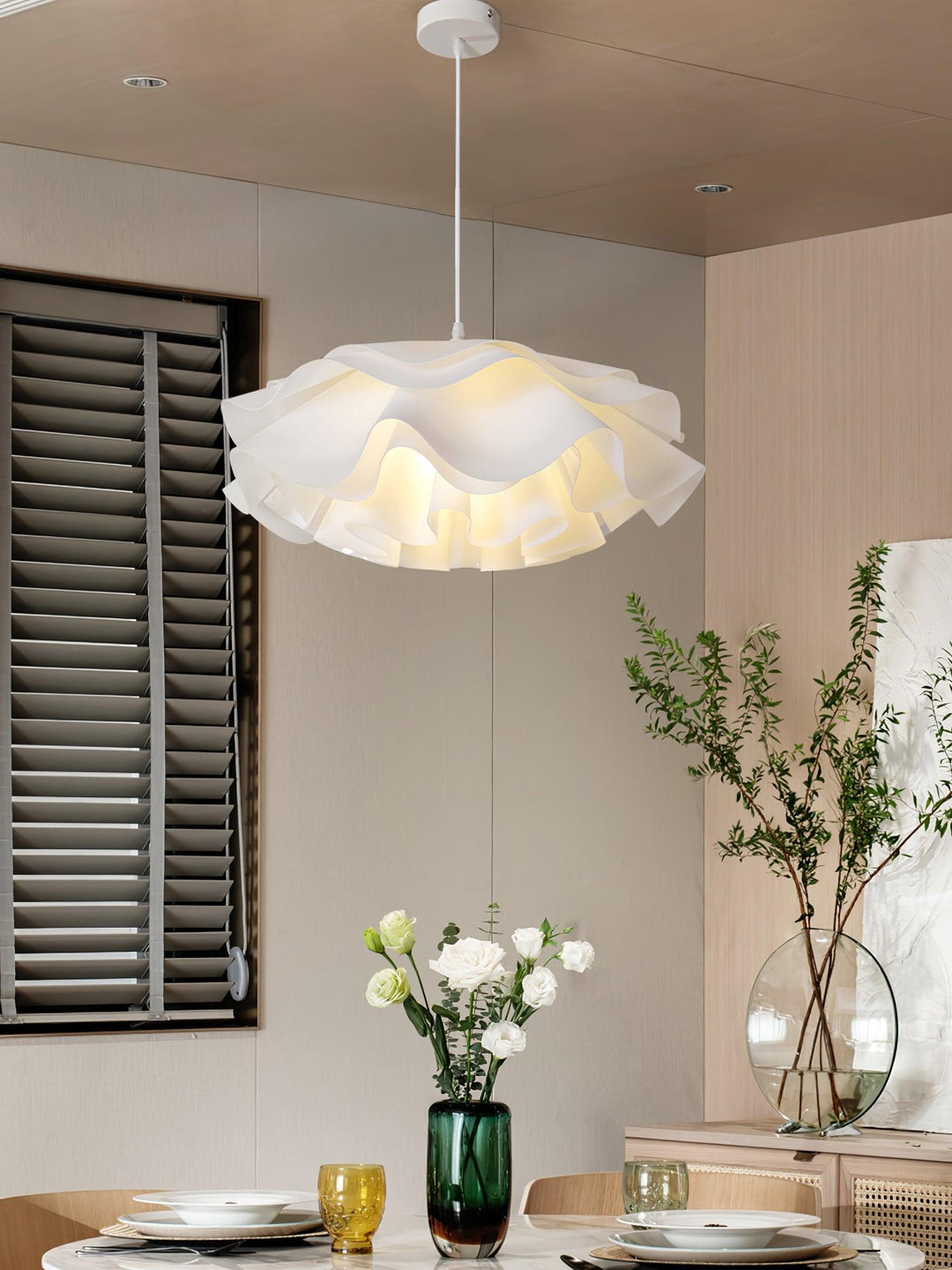 Flower Shaped White Pendant Lamp - Vakkerlight