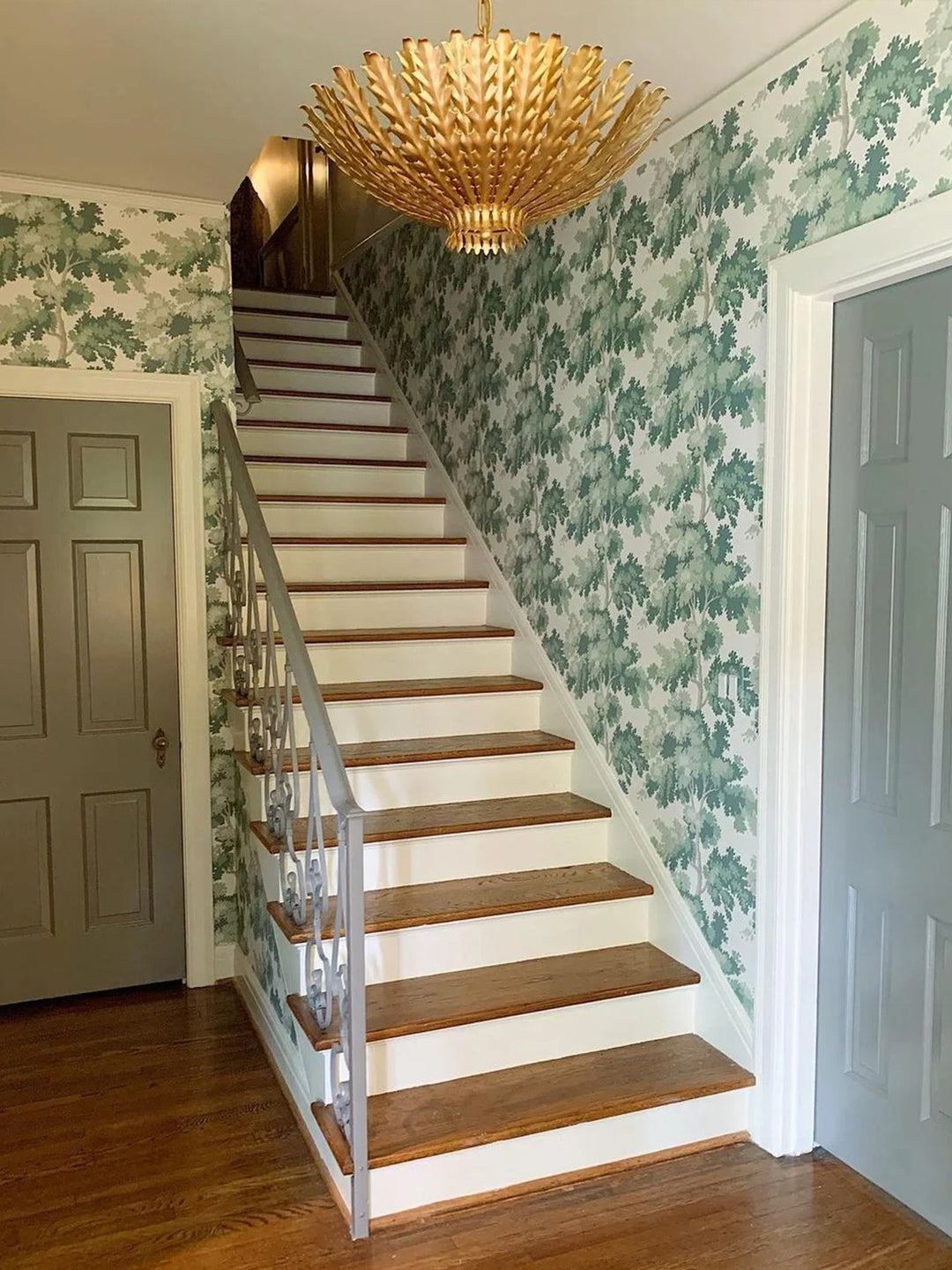 Gilded Acanthus Chandelier - Vakkerlight