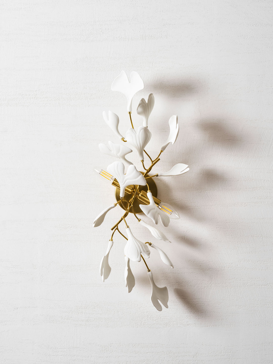 Wandleuchte mit Gingko-Blumen