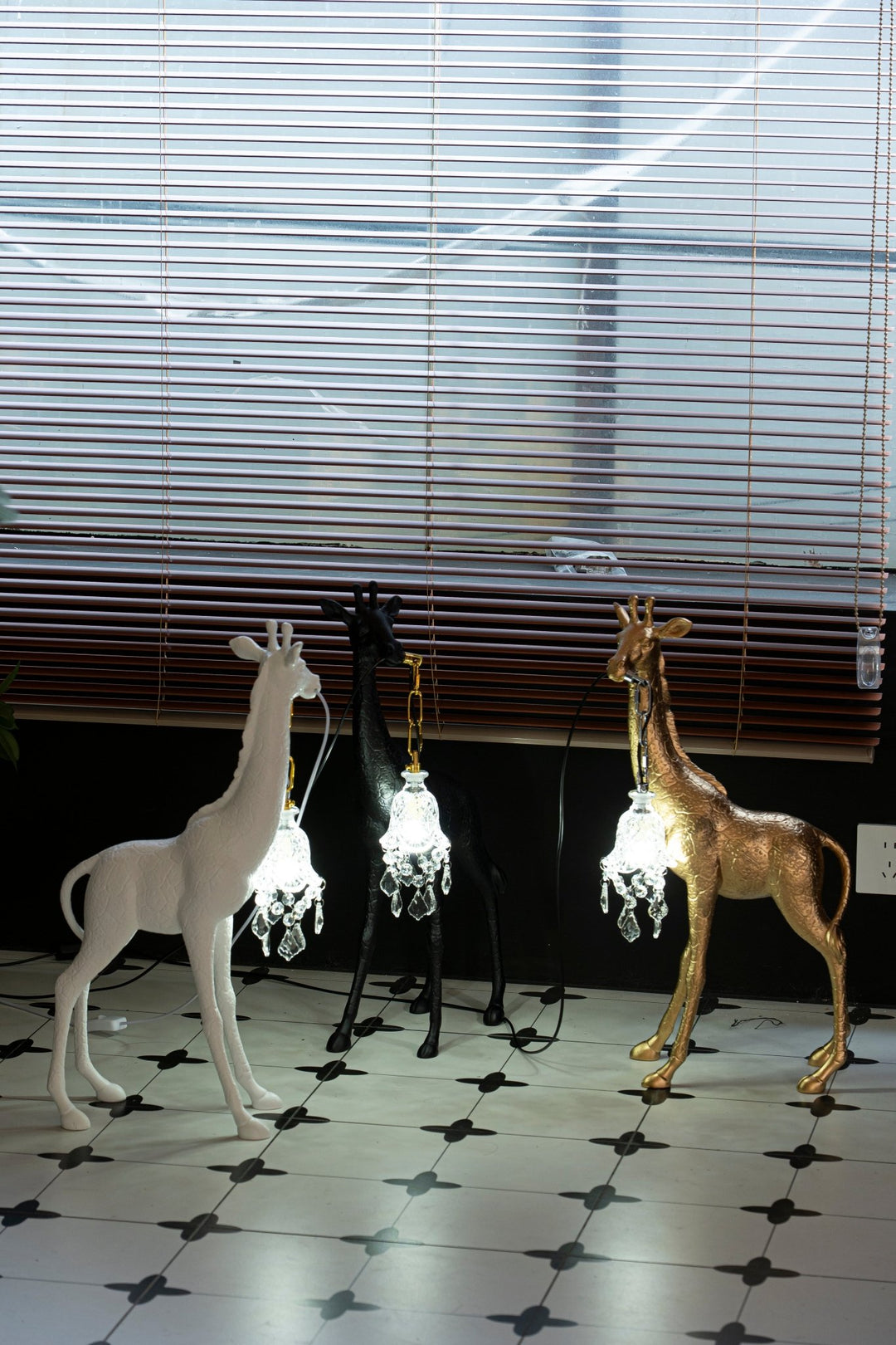 Giraffe Royale Sculpture Floor Lamp - Vakkerlight