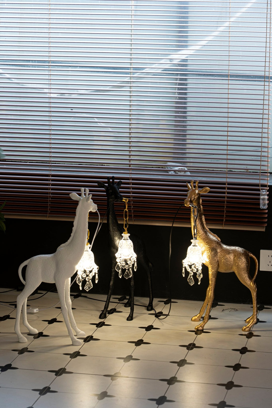 Giraffe Royale Sculpture Floor Lamp - Vakkerlight