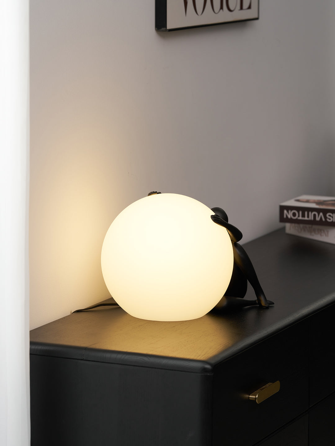 Humanoid Ball Holding Table Lamp