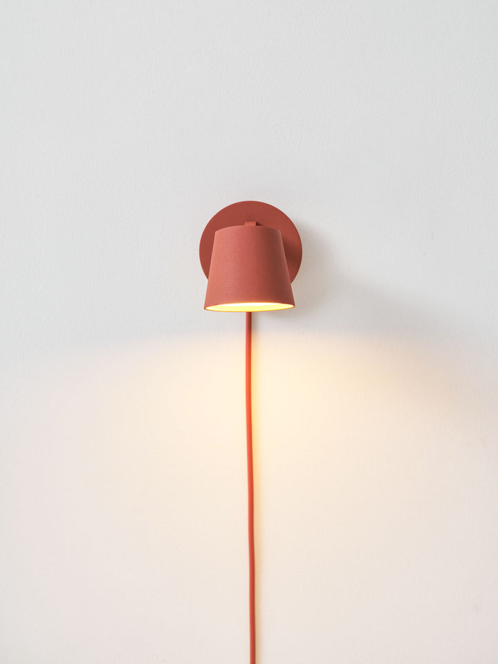 Tip Plug-In Wandleuchte