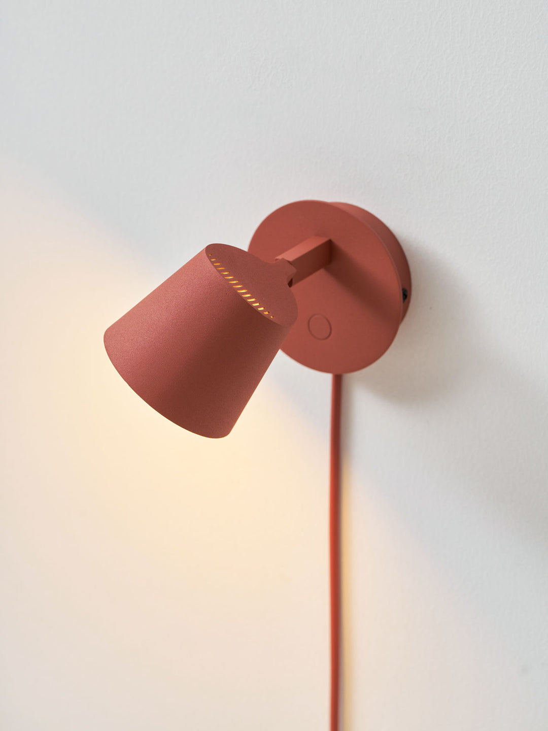 Tip Plug-In Wandleuchte