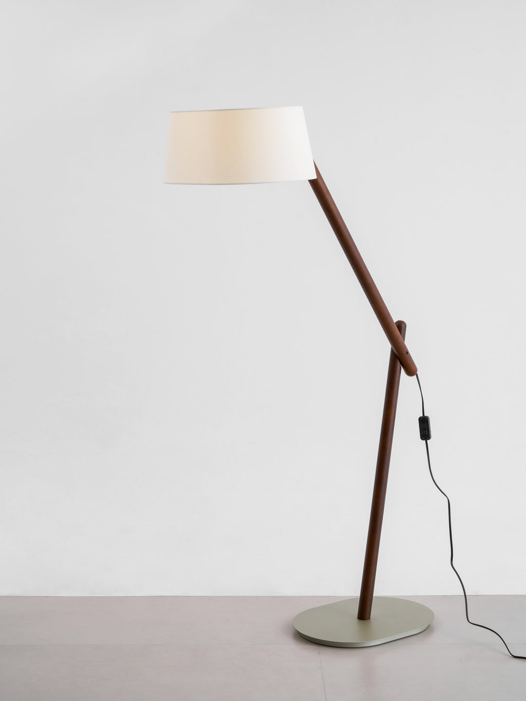 Lean Pivot Floor Lamp - Vakkerlight