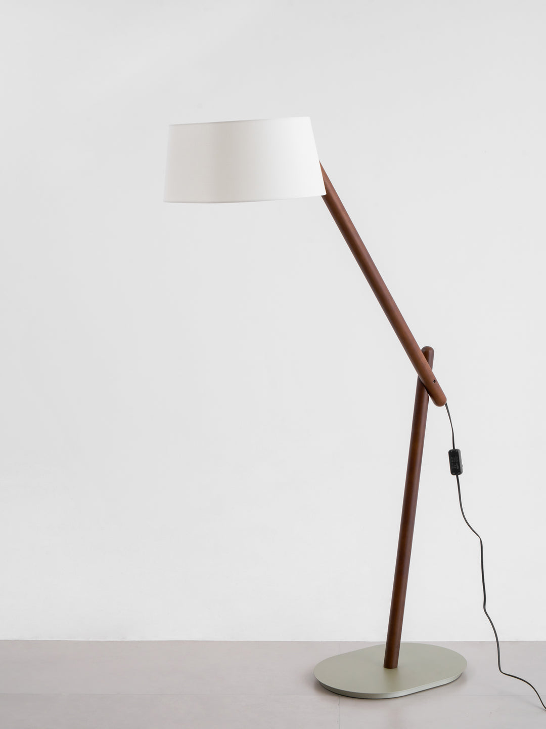 Lean Pivot Floor Lamp - Vakkerlight
