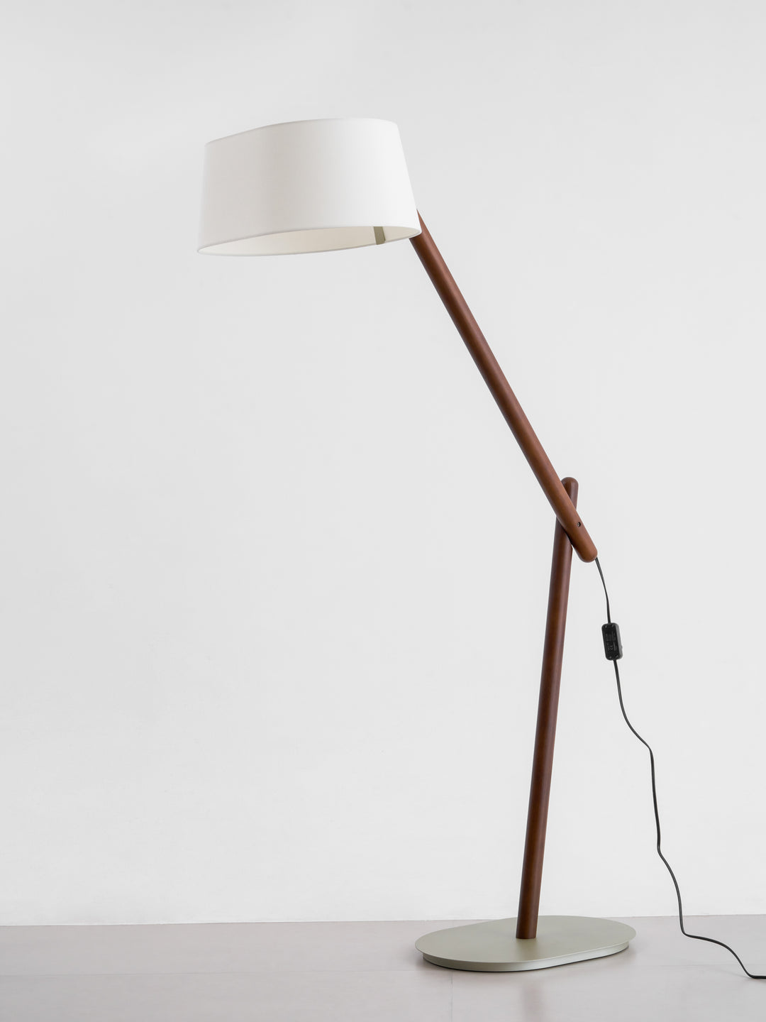 Lean Pivot Floor Lamp - Vakkerlight