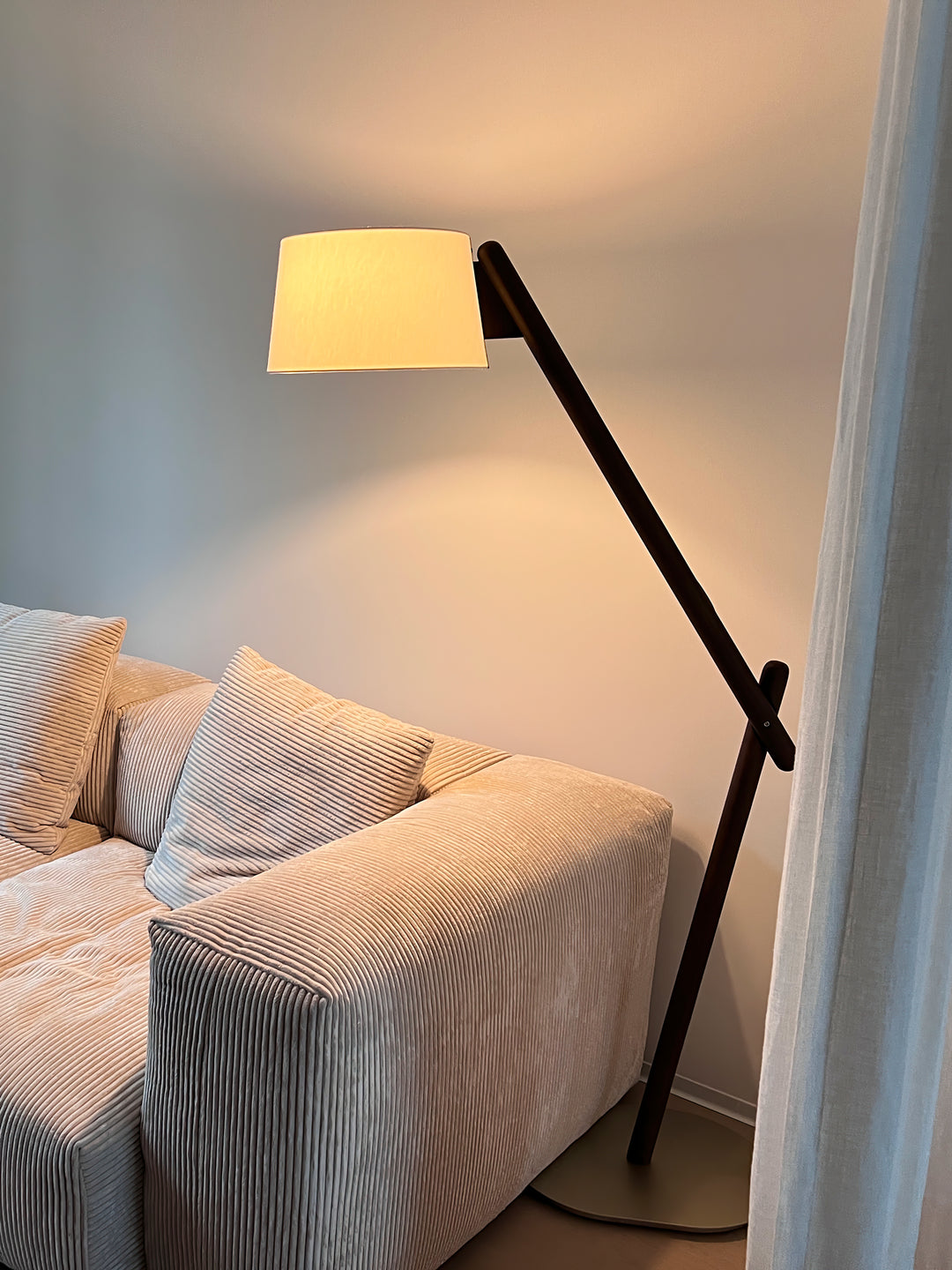 Lean Pivot Floor Lamp - Vakkerlight