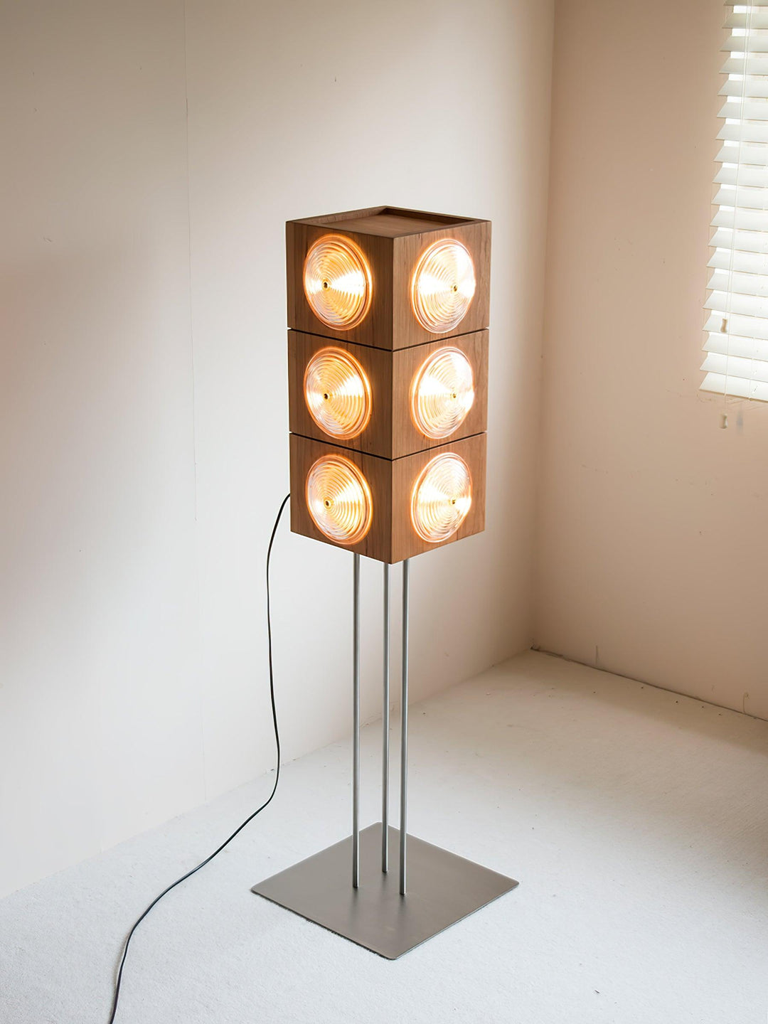 Cinematic Lightbox Camera Floor Lamp - Vakkerlight