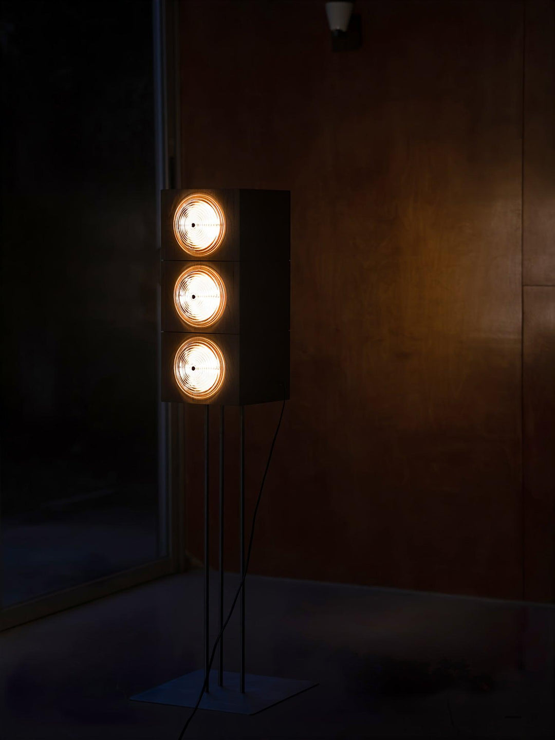 Cinematic Lightbox Camera Floor Lamp - Vakkerlight