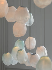Stenen hanglamp van vloeibaar glas