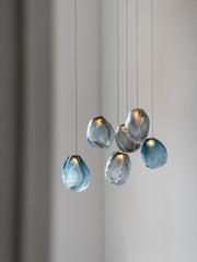 Stenen hanglamp van vloeibaar glas
