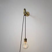 Lámpara de pared minimalista Loop con enchufe de pared