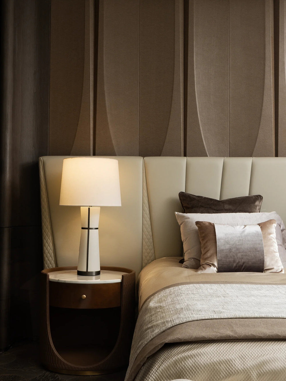 Luxe Leather Table Lamp - Vakkerlight