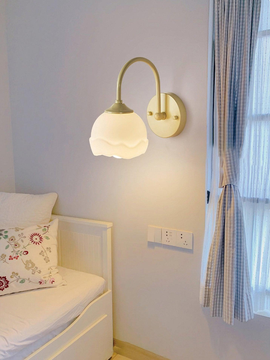 Milk White Floral Wall Lamp - Vakkerlight