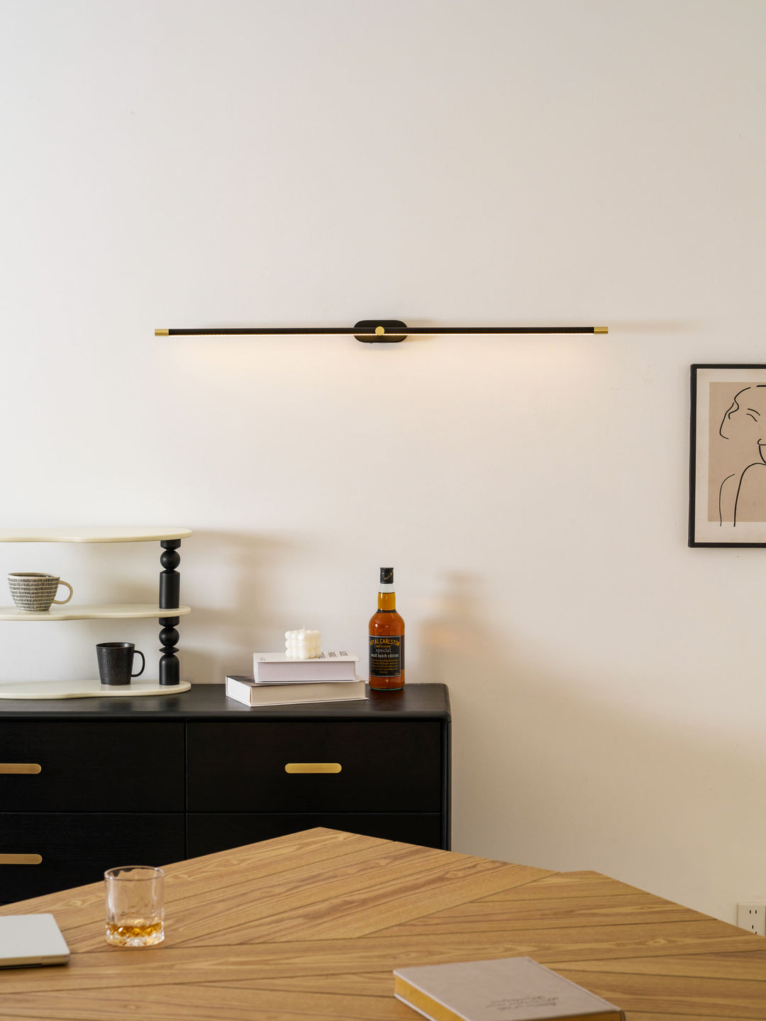 Minimalistische lineaire oplaadbare wandlamp 