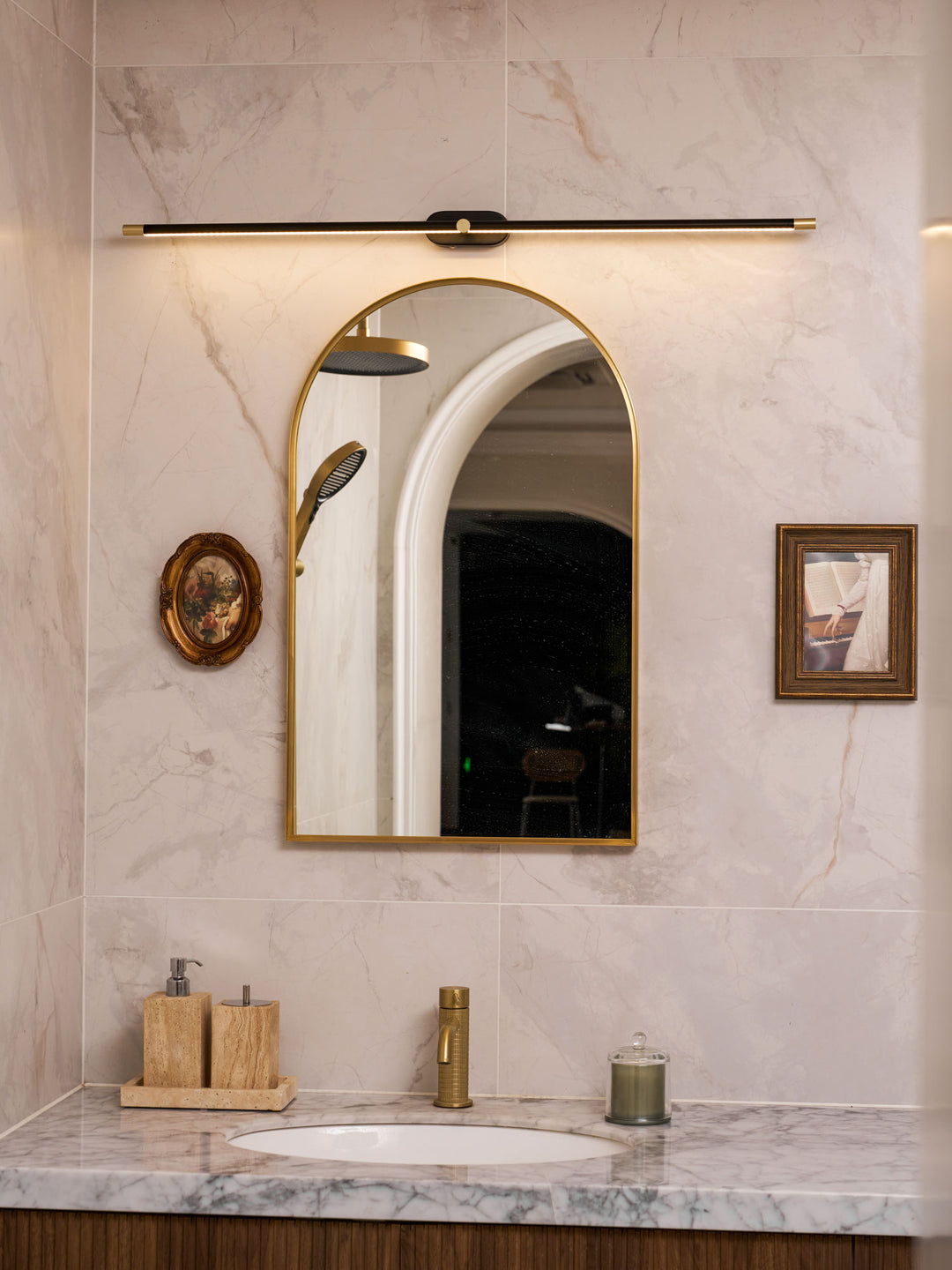 Minimalistische lineaire oplaadbare wandlamp 