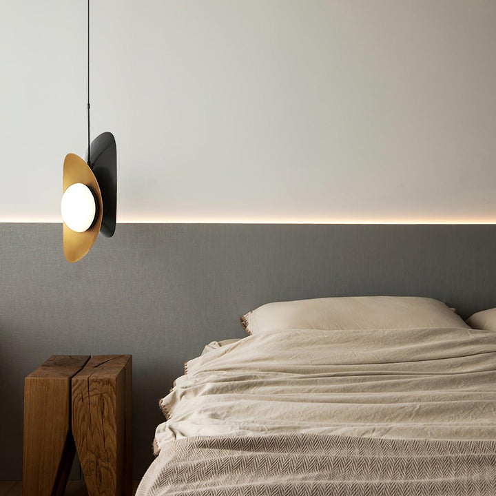 Golden Petal Pendant Lamp - Vakkerlight