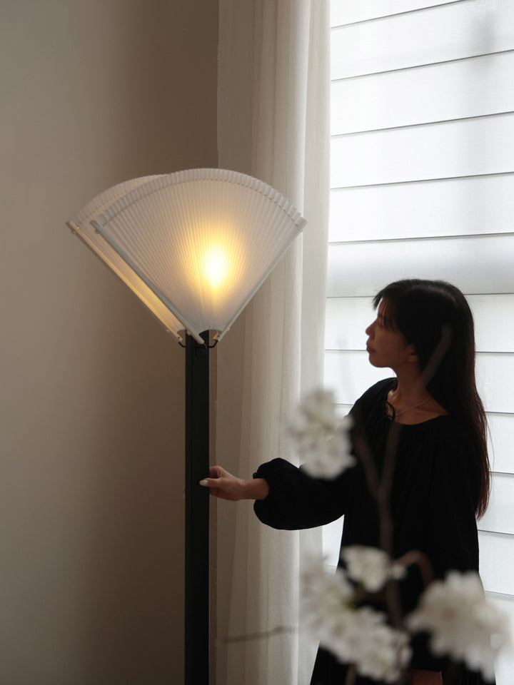 Pleated Fan Floor Lamp - Vakkerlight
