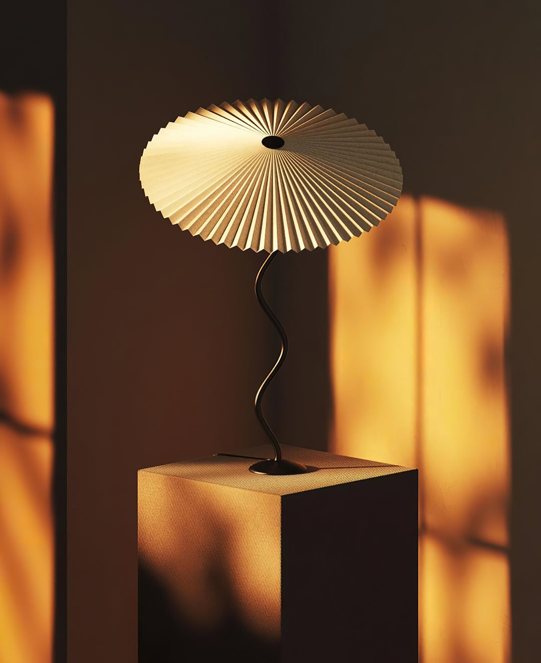 Pleated Hat Table Lamp - Vakkerlight