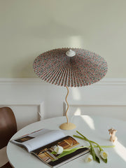 Lámpara de mesa con sombrero plisado