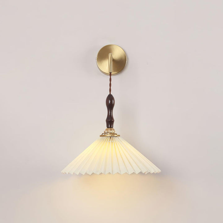 Pleated Wooden Wall Lamp - Vakkerlight