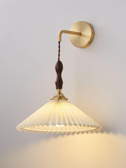 Pleated Wooden Wall Lamp - Vakkerlight