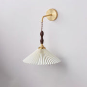Geplooide houten wandlamp