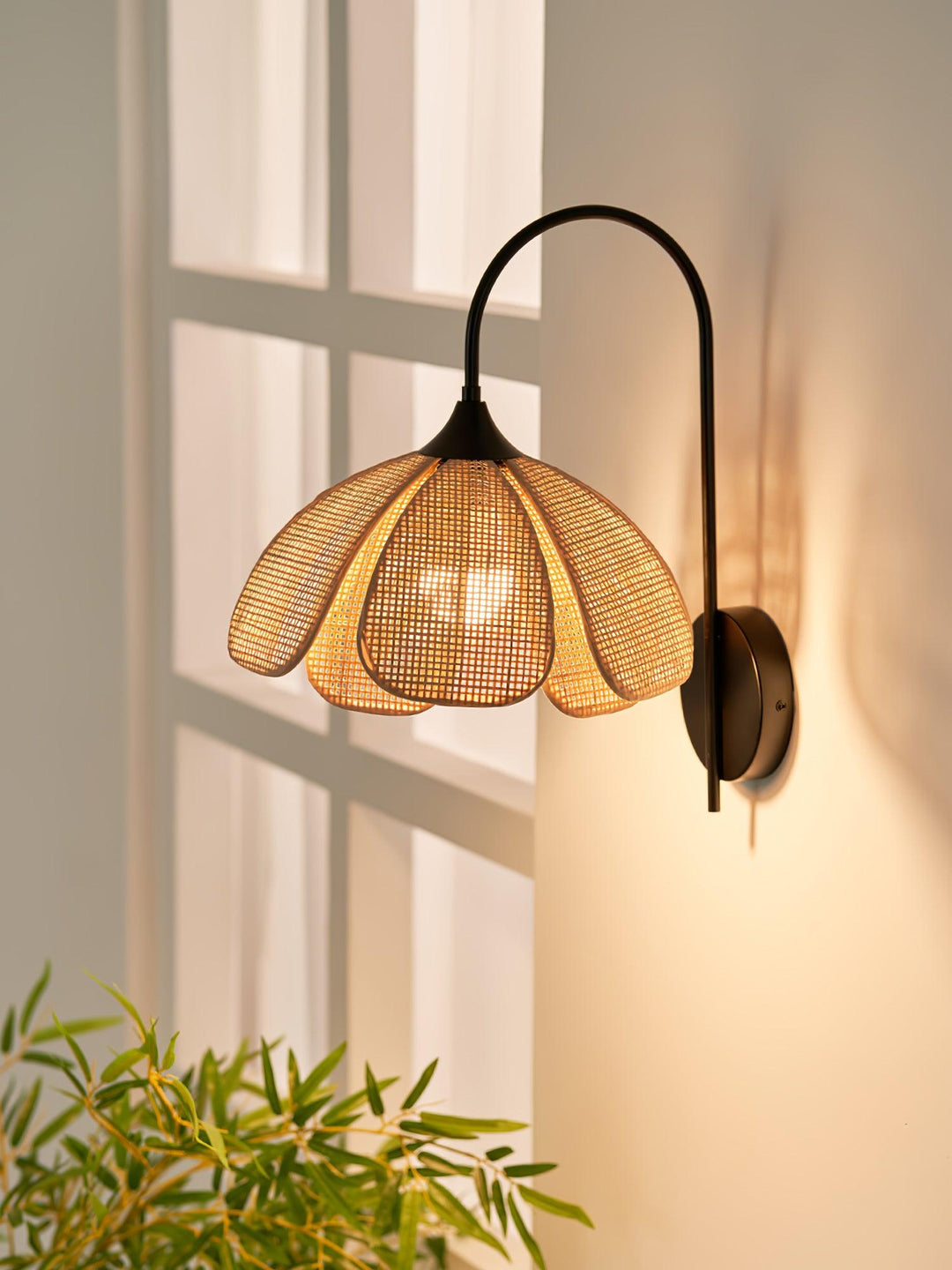 Rattan Petal Wall Lamp - Vakkerlight