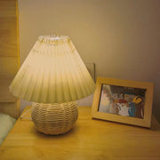 Lámpara de mesa plisada de ratán